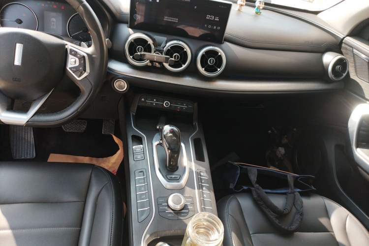 Used Wey VV5 2020 1.5T Two-Wheel Drive Color Pioneer Audio And AC Panel
