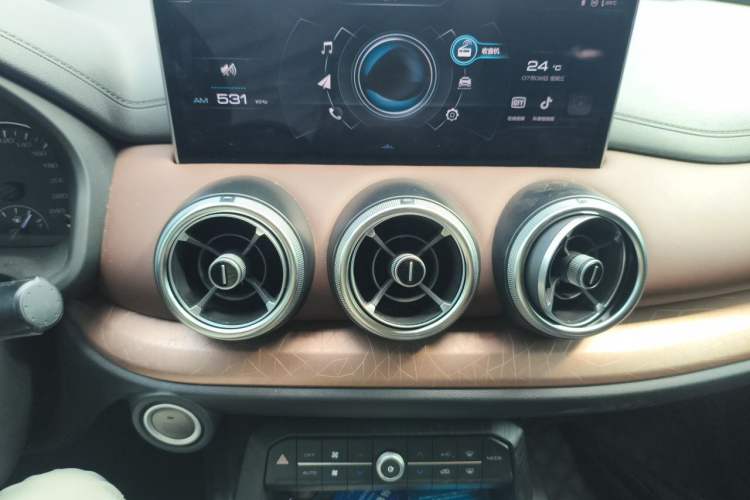 Used Wey VV5 2020 1.5T Two-Wheel Drive Color Pioneer Audio And AC Panel