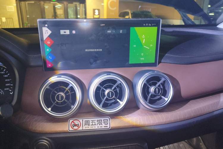 Used Wey VV5 2020 1.5T Two-Wheel Drive Color Pioneer Audio And AC Panel