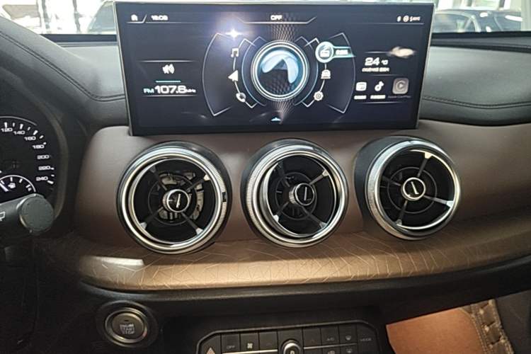 Used Wey VV5 2020 1.5T Two-Wheel Drive Color Pioneer Audio And AC Panel