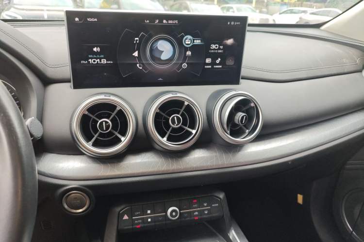 Used Wey VV5 2020 1.5T Two-Wheel Drive Color Pioneer Audio And AC Panel
