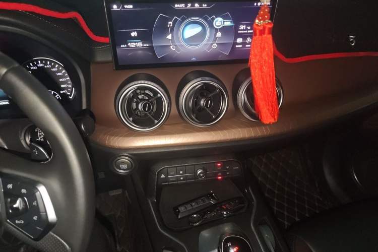 Used Wey VV5 2020 1.5T Two-Wheel Drive Color Pioneer Audio And AC Panel
