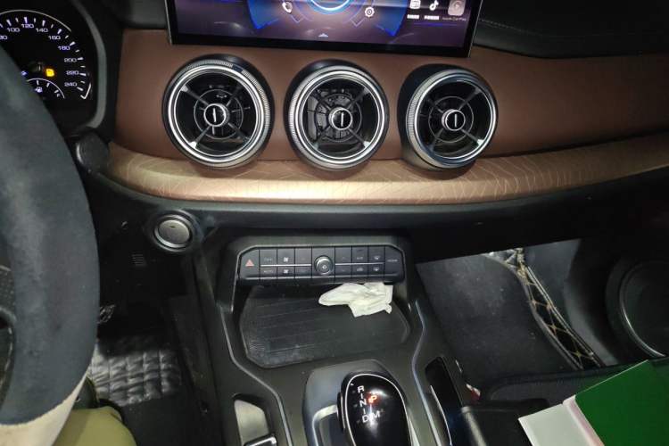 Used Wey VV5 2020 1.5T Two-Wheel Drive Color Pioneer Audio And AC Panel