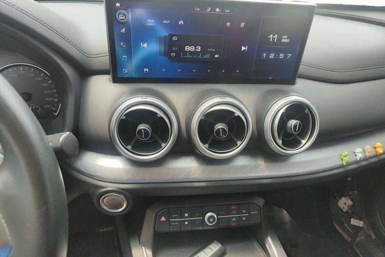 Used Wey VV5 2020 1.5T Two-Wheel Drive Color Pioneer Audio And AC Panel
