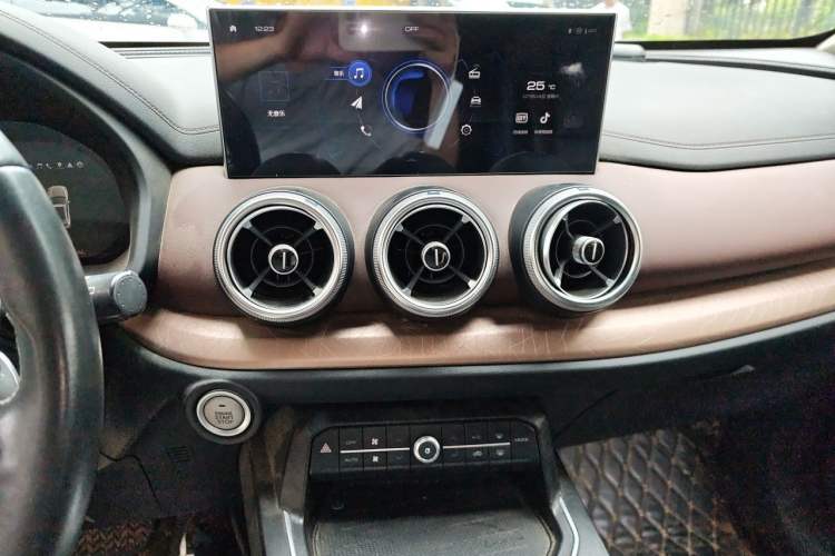 Used Wey VV5 2020 1.5T Two-Wheel Drive Smart Pioneer Audio And AC Panel