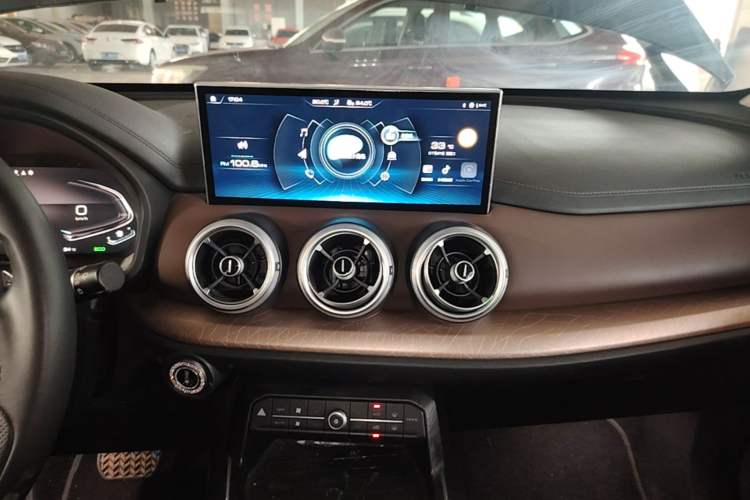 Used Wey VV5 2020 1.5T Two-Wheel Drive Smart Pioneer Audio And AC Panel