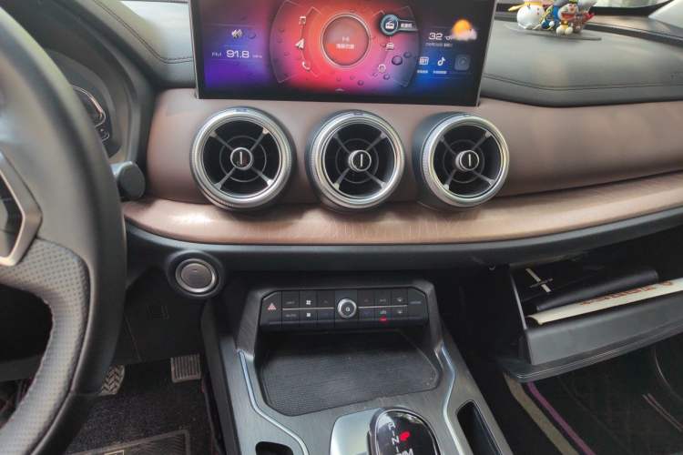 Used Wey VV5 2020 1.5T Two-Wheel Drive Smart Pioneer Audio And AC Panel