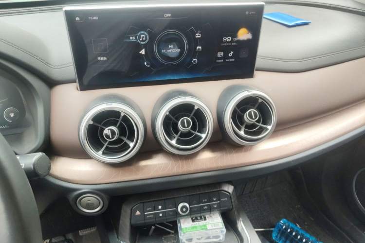 Used Wey VV5 2020 1.5T Two-Wheel Drive Smart Pioneer Audio And AC Panel
