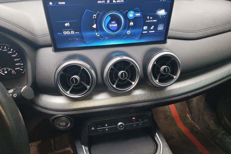 Used Wey VV5 2020 1.5T Two-Wheel Drive Color Pioneer Audio And AC Panel