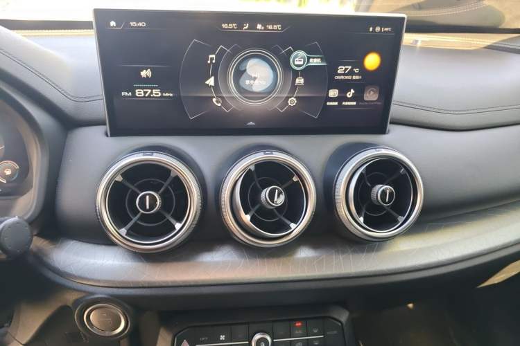 Used Wey VV5 2020 1.5T Two-Wheel Drive Smart Pioneer Audio And AC Panel