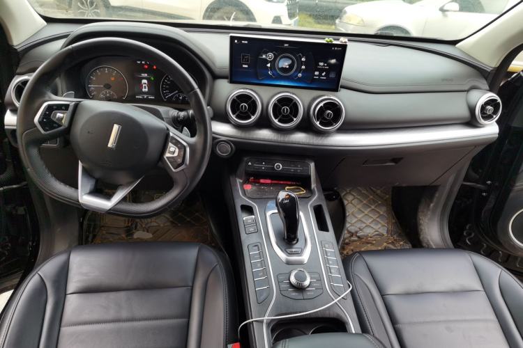Used Wey VV5 2020 1.5T Two-Wheel Drive Color Pioneer Center Console