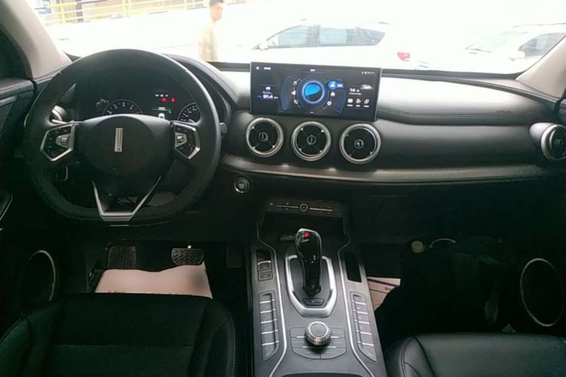 Used Wey VV5 2020 1.5T Two-Wheel Drive Color Pioneer Center Console