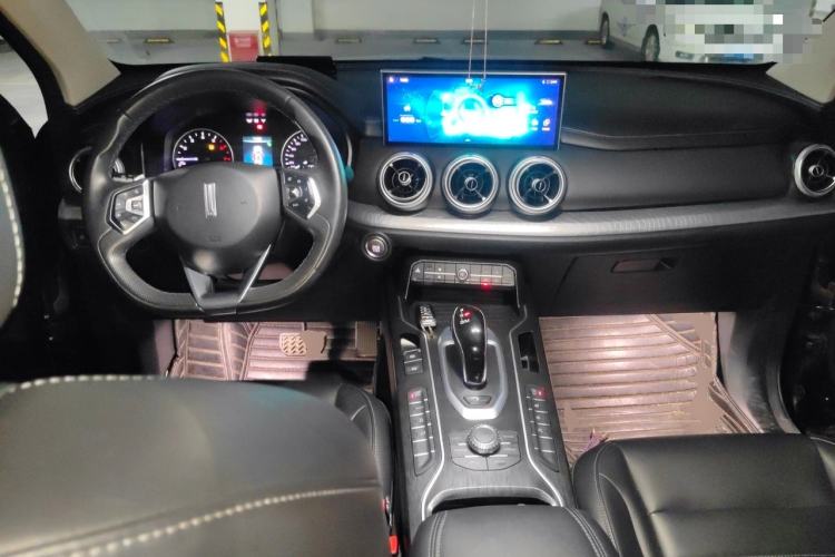 Used Wey VV5 2020 1.5T Two-Wheel Drive Color Pioneer Center Console