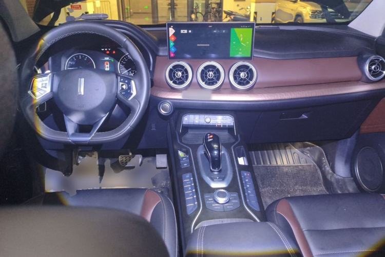 Used Wey VV5 2020 1.5T Two-Wheel Drive Color Pioneer Center Console