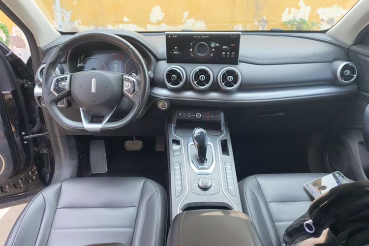 Used Wey VV5 2020 1.5T Two-Wheel Drive Color Pioneer Center Console