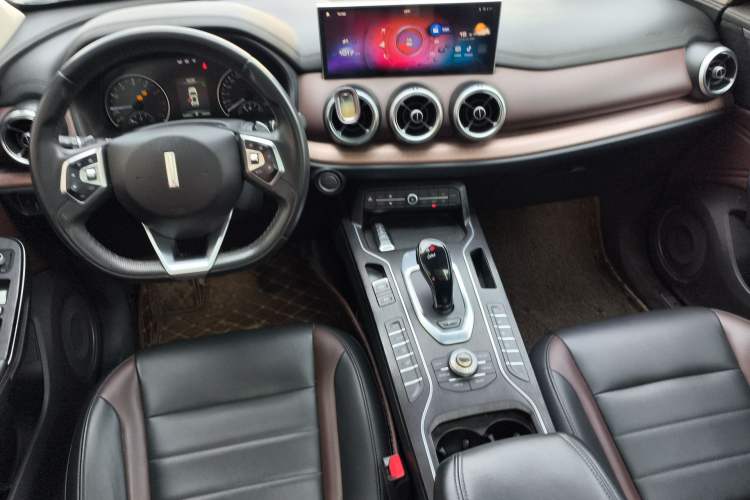 Used Wey VV5 2020 1.5T Two-Wheel Drive Color Pioneer Center Console