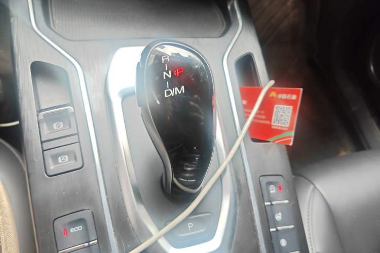 Used Wey VV5 2020 1.5T Two-Wheel Drive Color Pioneer Gear Lever