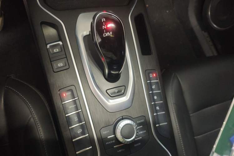 Used Wey VV5 2020 1.5T Two-Wheel Drive Color Pioneer Gear Lever