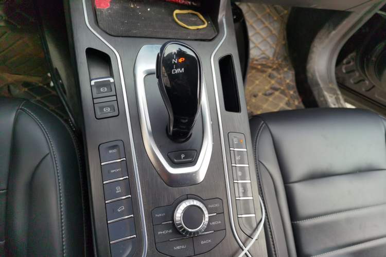 Used Wey VV5 2020 1.5T Two-Wheel Drive Color Pioneer Gear Lever