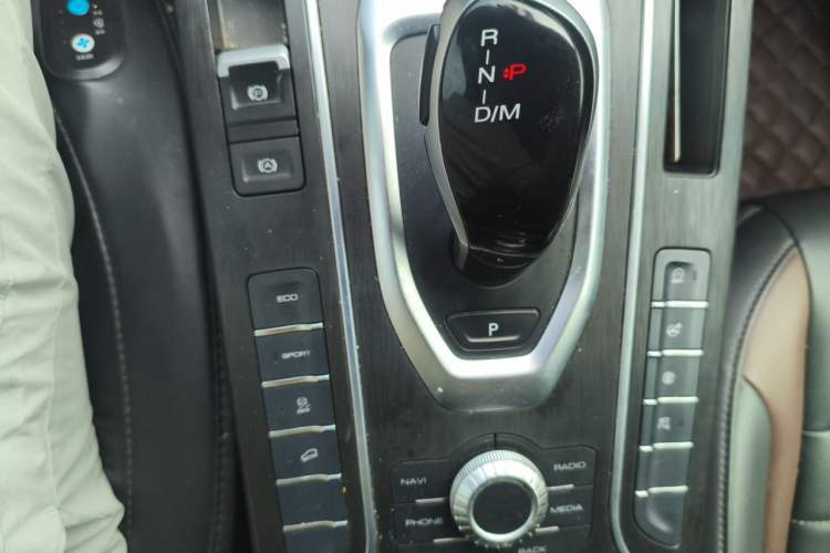Used Wey VV5 2020 1.5T Two-Wheel Drive Color Pioneer Gear Lever