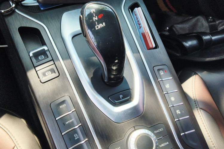 Used Wey VV5 2020 1.5T Two-Wheel Drive Color Pioneer Gear Lever