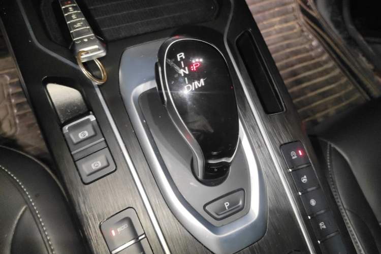 Used Wey VV5 2020 1.5T Two-Wheel Drive Color Pioneer Gear Lever