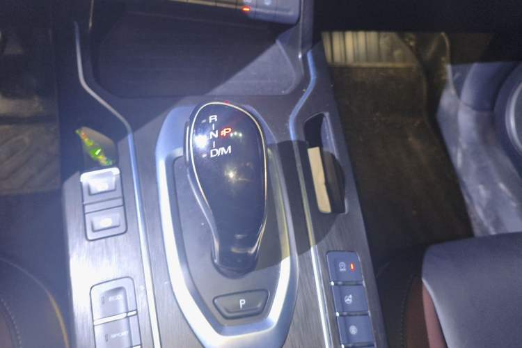 Used Wey VV5 2020 1.5T Two-Wheel Drive Color Pioneer Gear Lever