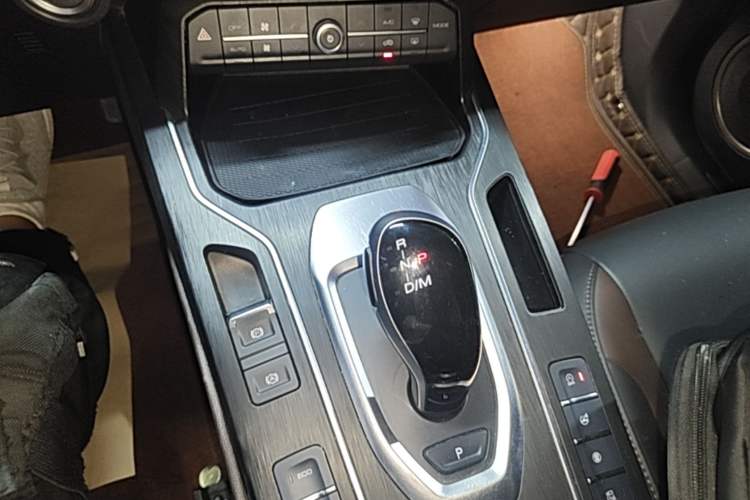 Used Wey VV5 2020 1.5T Two-Wheel Drive Color Pioneer Gear Lever