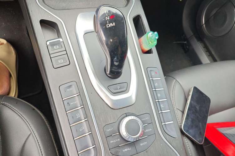 Used Wey VV5 2020 1.5T Two-Wheel Drive Color Pioneer Gear Lever