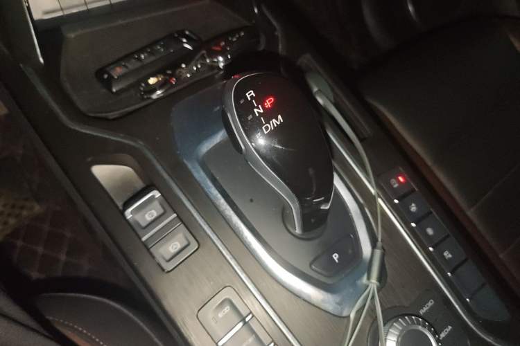 Used Wey VV5 2020 1.5T Two-Wheel Drive Color Pioneer Gear Lever