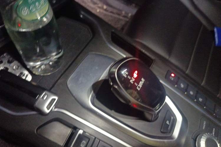 Used Wey VV5 2020 1.5T Two-Wheel Drive Color Pioneer Gear Lever