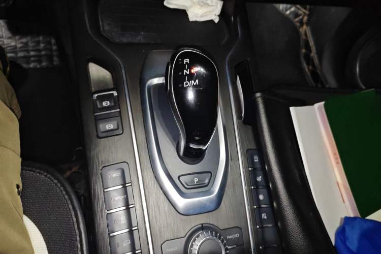 Used Wey VV5 2020 1.5T Two-Wheel Drive Color Pioneer Gear Lever