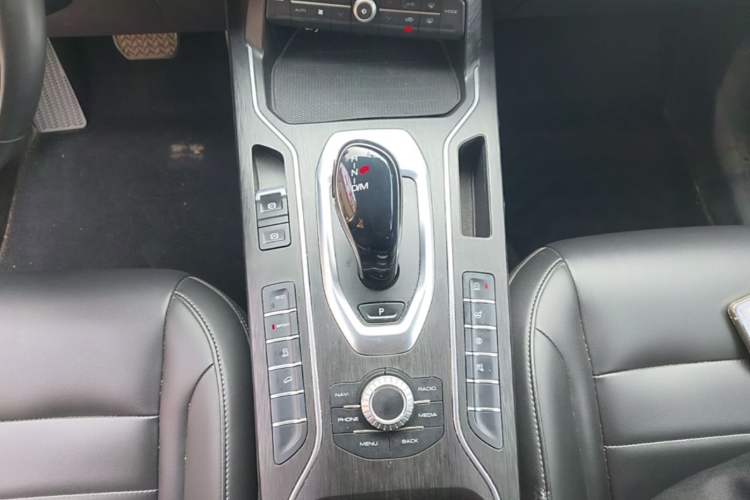 Used Wey VV5 2020 1.5T Two-Wheel Drive Color Pioneer Gear Lever