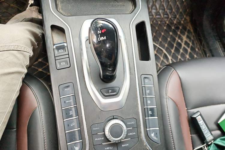 Used Wey VV5 2020 1.5T Two-Wheel Drive Smart Pioneer Gear Lever