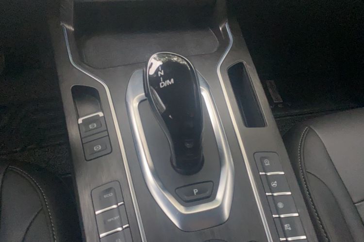 Used Wey VV5 2020 1.5T Two-Wheel Drive Color Pioneer Gear Lever