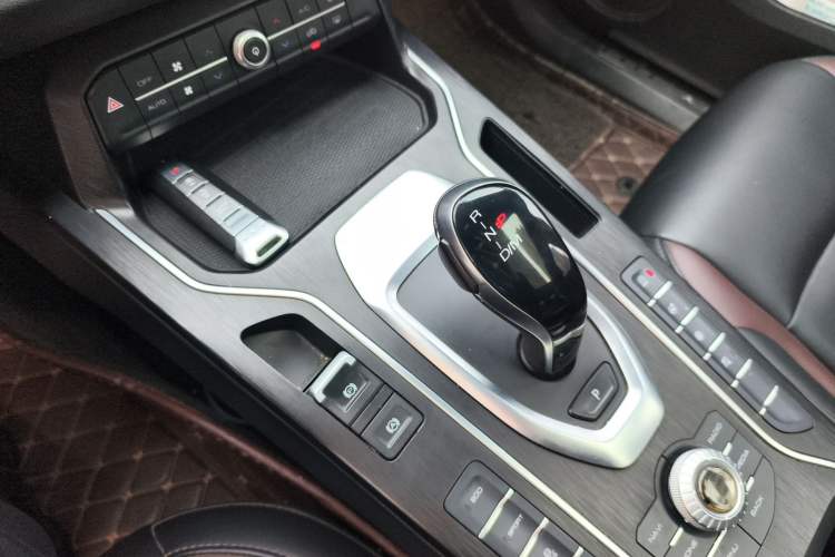 Used Wey VV5 2020 1.5T Two-Wheel Drive Color Pioneer Gear Lever