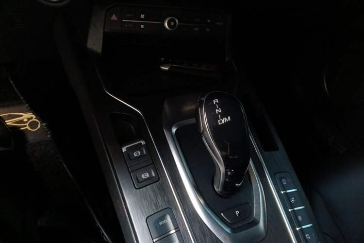 Used Wey VV5 2020 1.5T Two-Wheel Drive Color Pioneer Gear Lever