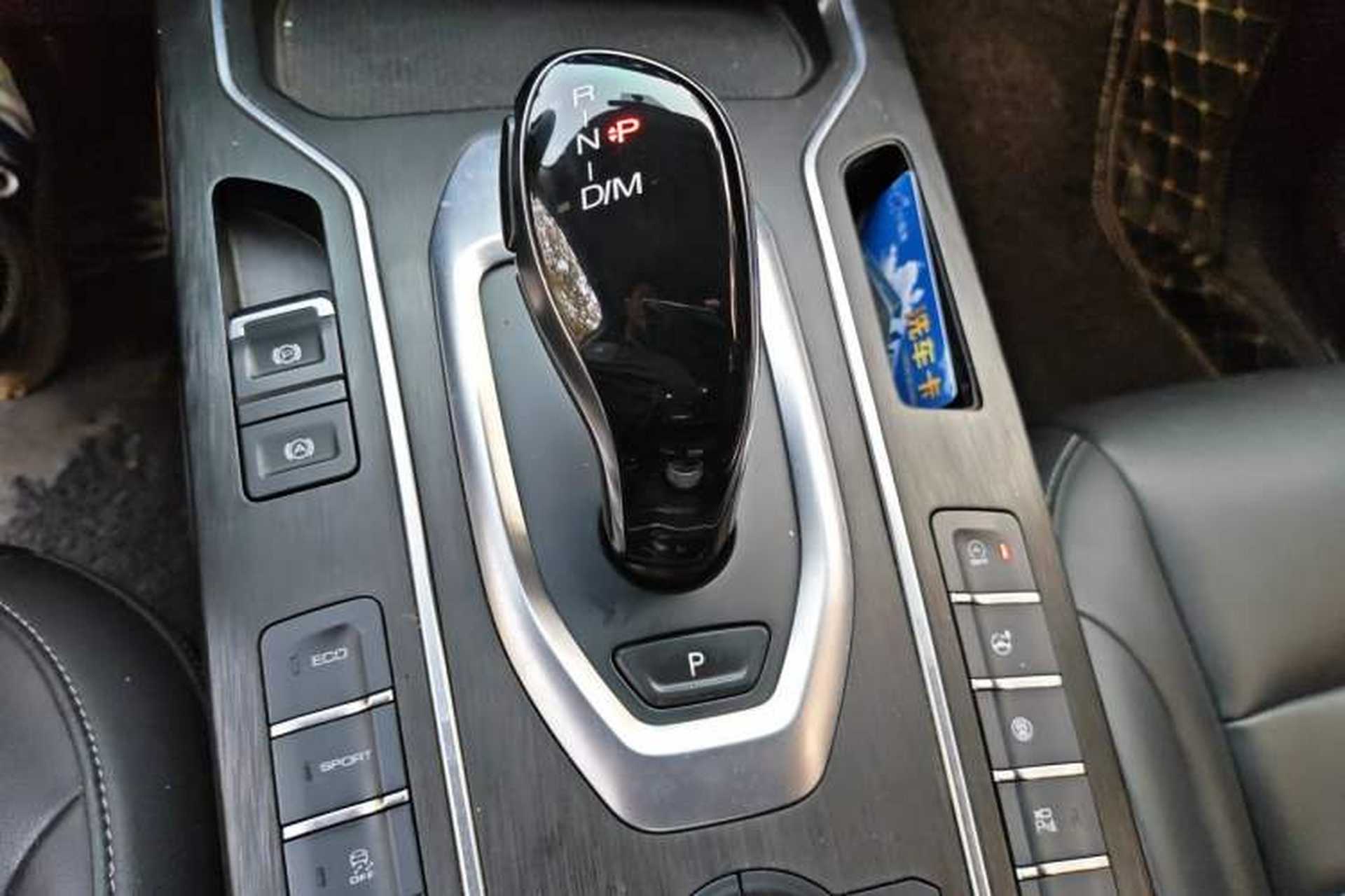 Used Wey VV5 2020 1.5T Two-Wheel Drive Color Pioneer Gear Lever