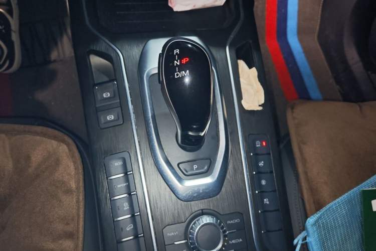 Used Wey VV5 2020 1.5T Two-Wheel Drive Color Pioneer Gear Lever