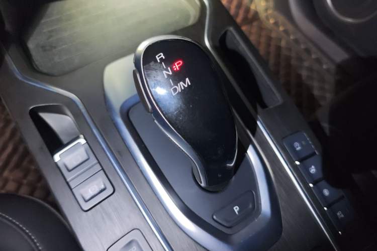 Used Wey VV5 2020 1.5T Two-Wheel Drive Color Pioneer Gear Lever