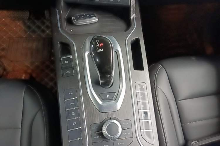 Used Wey VV5 2020 1.5T Two-Wheel Drive Color Pioneer Gear Lever