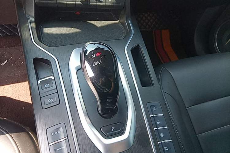 Used Wey VV5 2020 1.5T Two-Wheel Drive Color Pioneer Gear Lever