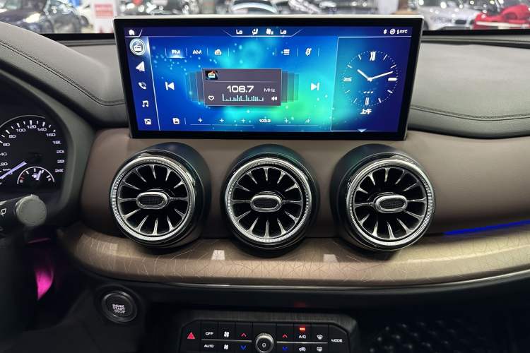 Used Wey VV5 2020 1.5T Two-Wheel Drive Color Pioneer Interior 3