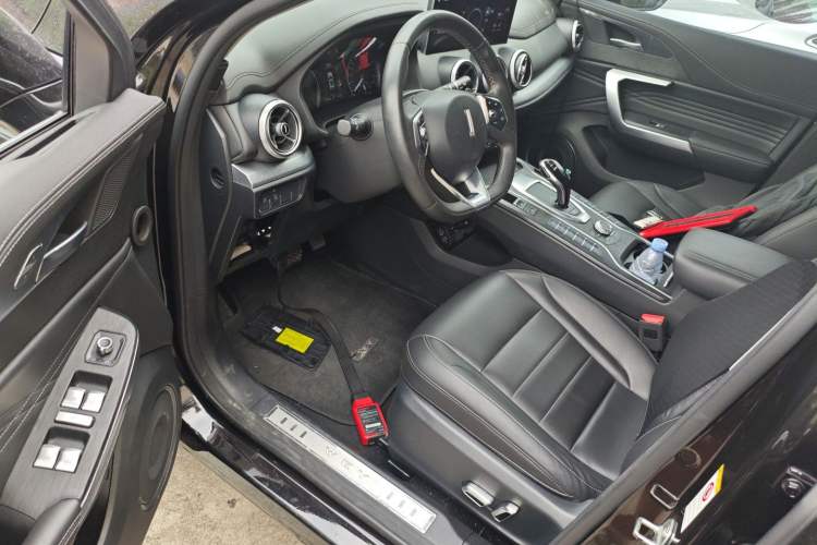 Used Wey VV5 2020 1.5T Two-Wheel Drive Color Pioneer Interior 3