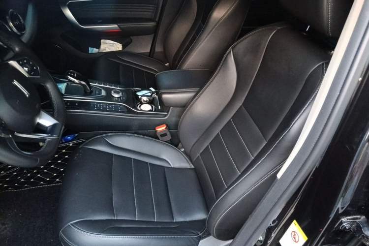 Used Wey VV5 2020 1.5T Two-Wheel Drive Color Pioneer Left Front Seat