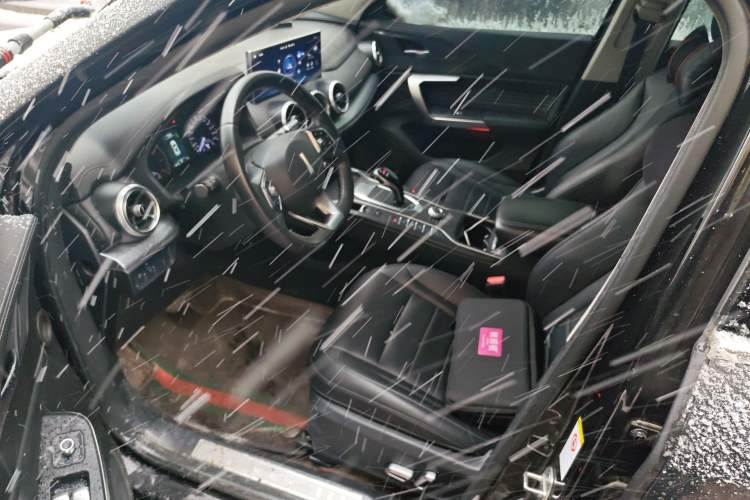 Used Wey VV5 2020 1.5T Two-Wheel Drive Color Pioneer Left Front Seat