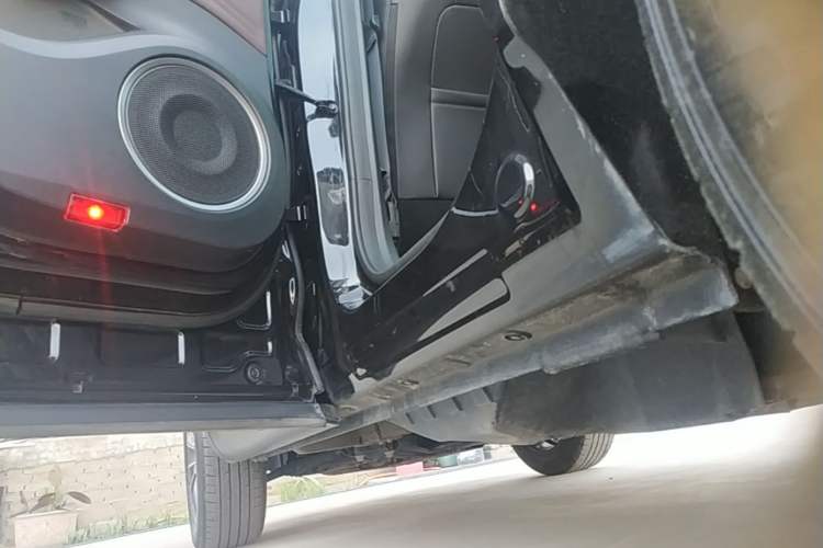 Used Wey VV5 2020 1.5T Two-Wheel Drive Smart Pioneer Left Side Sill