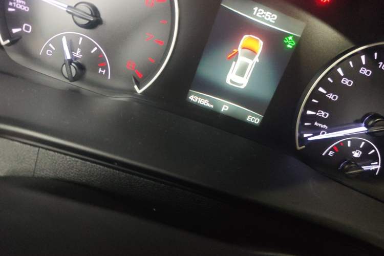 Used Wey VV5 2020 1.5T Two-Wheel Drive Color Pioneer Odometer Close Up