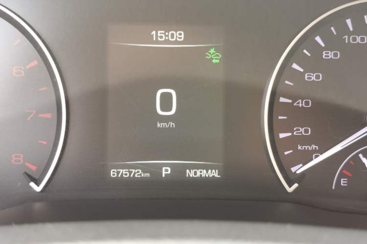 Used Wey VV5 2020 1.5T Two-Wheel Drive Color Pioneer Odometer Close Up