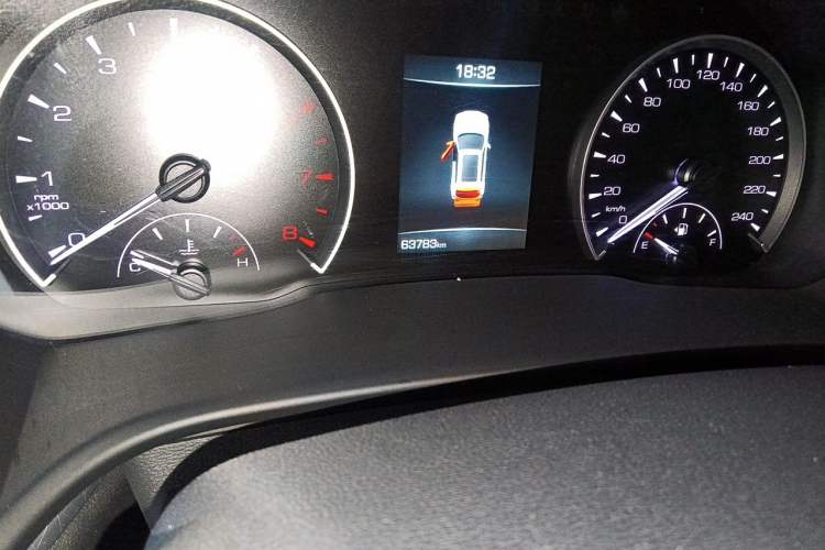 Used Wey VV5 2020 1.5T Two-Wheel Drive Color Pioneer Odometer Close Up